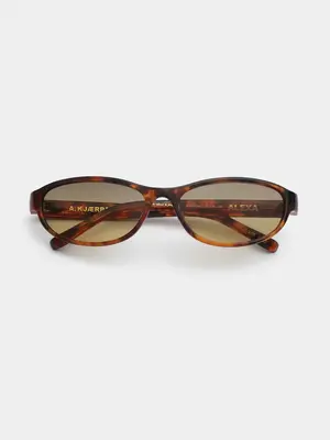 Sunglasses Alexa. For moments when you want to keep it simple, yet still look for something extra.<br />
The refined shape and...