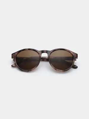 Sunglasses Marvin. A classic that keeps working. The rounded shape and warm tone give this model a familiar feel, with ju...