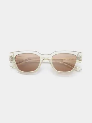Lunettes De Soleil Kaws. Tout semble un peu plus doux avec ce modèle, comme si tout s’illuminait légèrement. La forme tra...