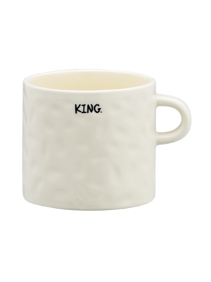 Mok King. A mug for the king. Deze mok met subtiele “KING.” print geeft een speelse en zelfverzekerde touch aan je koffie...