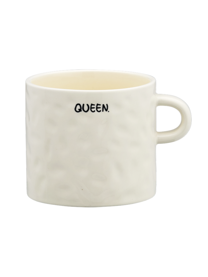 Anna + Nina mug Queen 1. A mug for the queen. Ce mug avec l’inscription discrète « QUEEN. » apporte une touche ludique et...