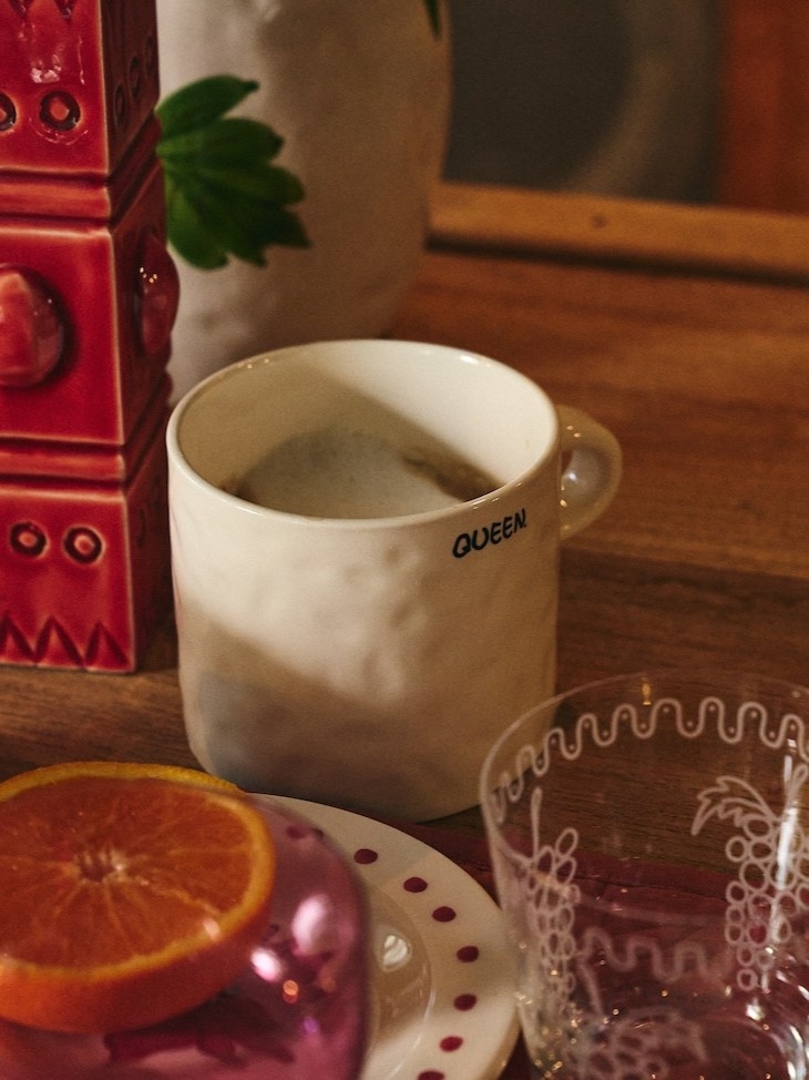 Anna + Nina mug Queen 2. A mug for the queen. Ce mug avec l’inscription discrète « QUEEN. » apporte une touche ludique et...