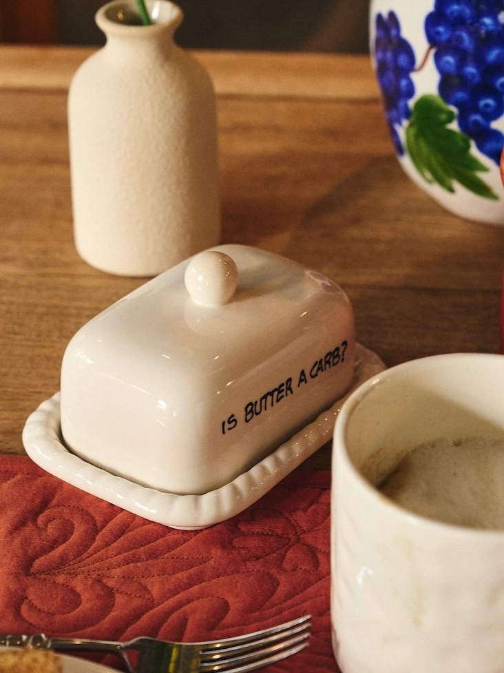 Anna + Nina boterschaal Is Butter a Carb 2. Is butter a carb? De botervloot met humoristische quote brengt een speelse en...
