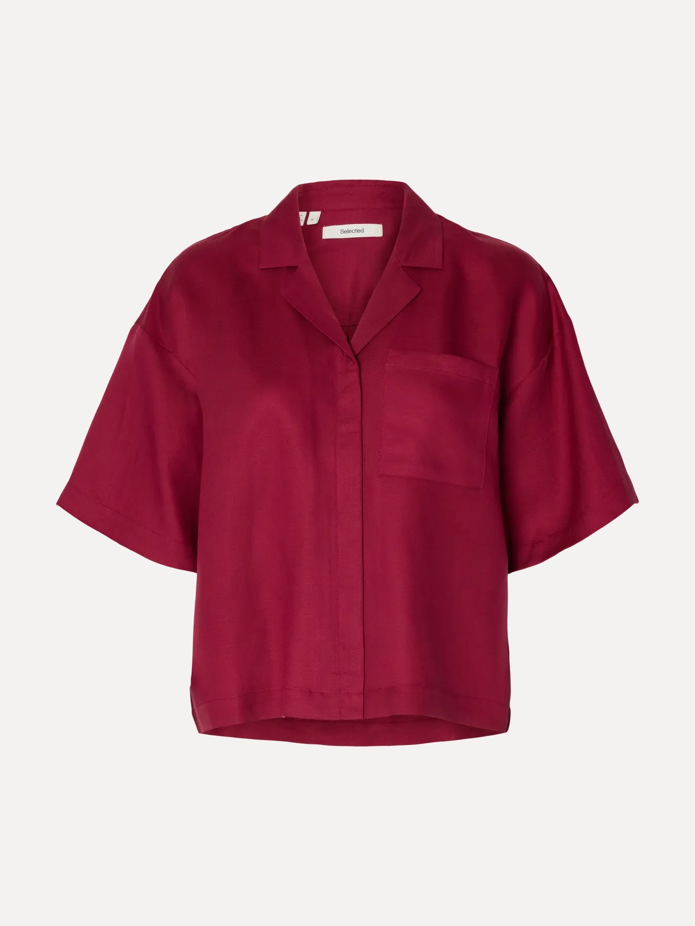 Selected boxy shirt Lyra 2. Bold in red. De diepe kleur geeft dit boxy shirt een krachtige uitstraling, terwijl de losse ...