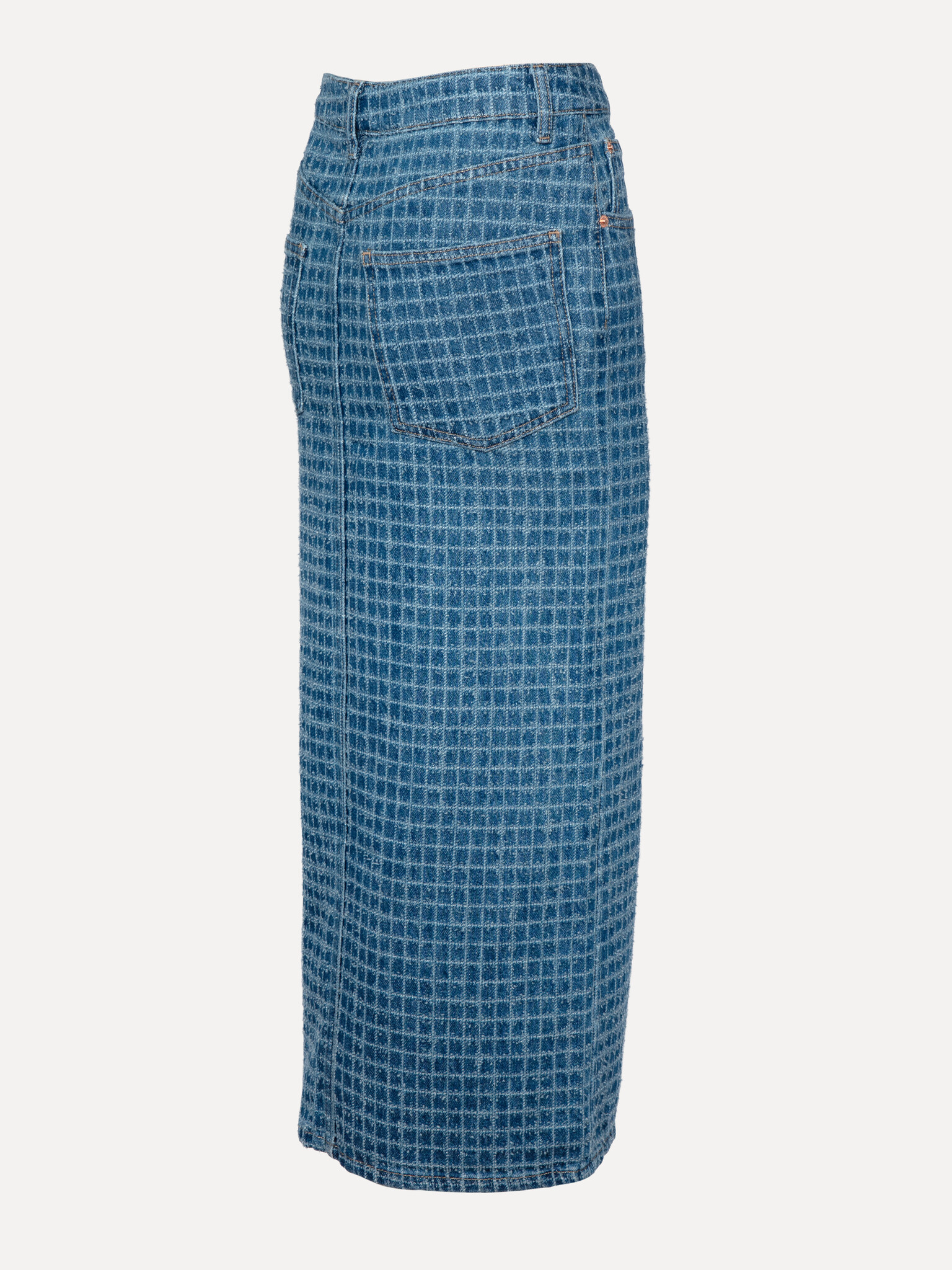 Les Soeurs denim midi rok Polly 7. Tijdloos denim. Deze rok valt op door zijn subtiele structuur en tijdloze uitstraling....