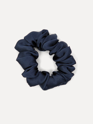 Chouchou en Soie. Navy fluide. La matière brillante accompagne chaque mouvement et donne aux cheveux une allure presque l...