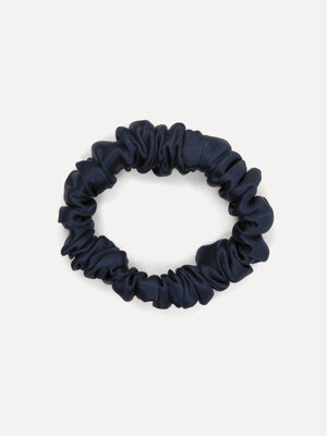 Silk scrunchie. Sleek control. Designed for days when your hair simply needs to stay in place. The smooth fabric glides s...