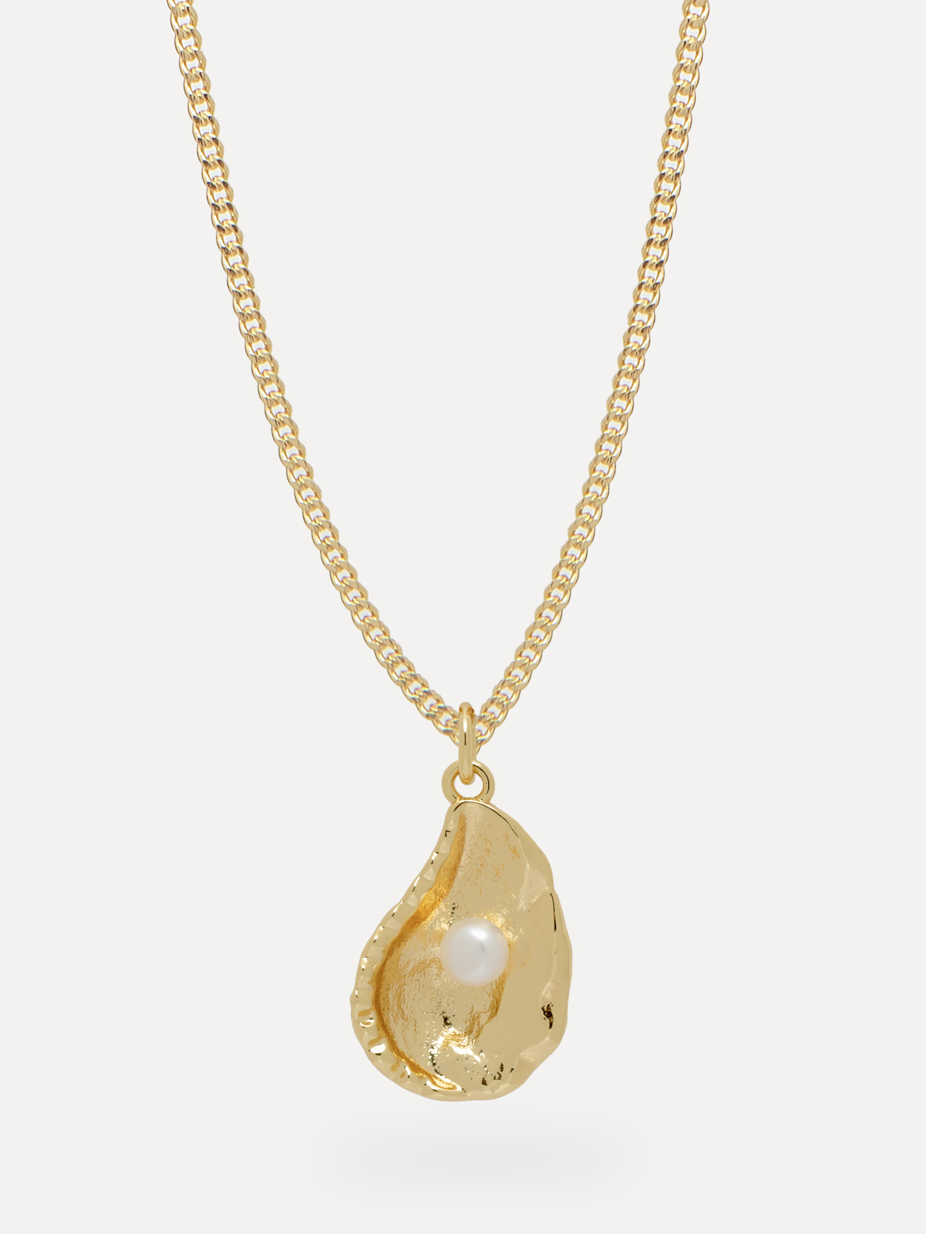 Les Soeurs Hangertje Shell 2. Little sea treasures. Dit hangertje in de vorm  van een goud schelpje met zoetwaterparel st...