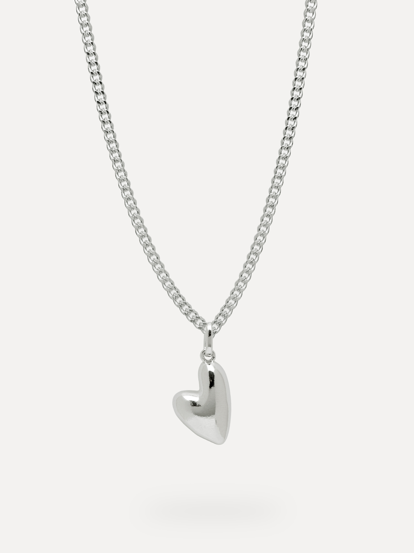 Les Soeurs Hangertje Heart 3. Klein van formaat, maar groot in betekenis: dit zilveren hangertje in de vorm van een hartj...
