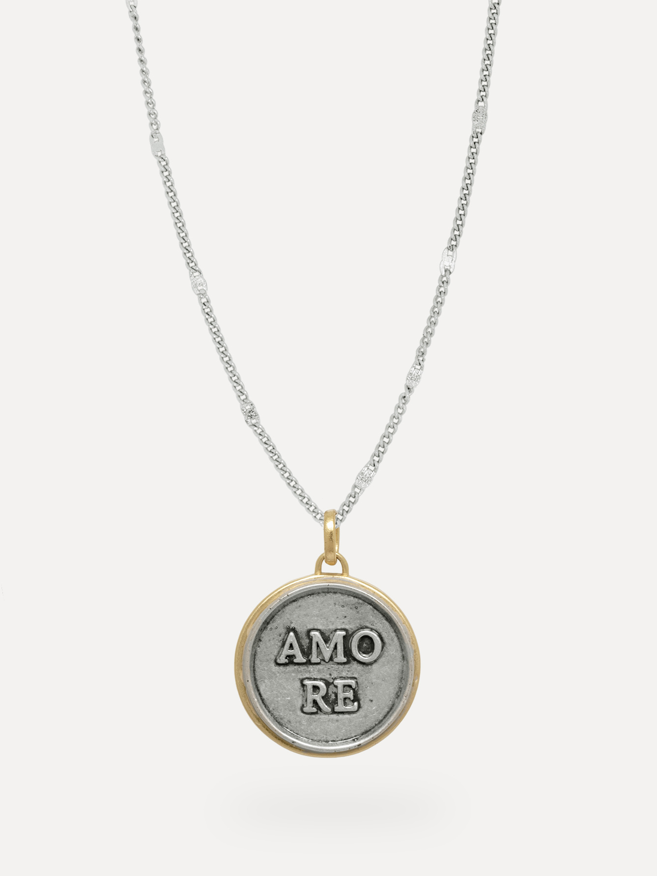 Les Soeurs Hangertje Amore 4. That’s Amore – deze ronde charm met AMORE-opschrift is een ode aan de liefde. De combinatie...