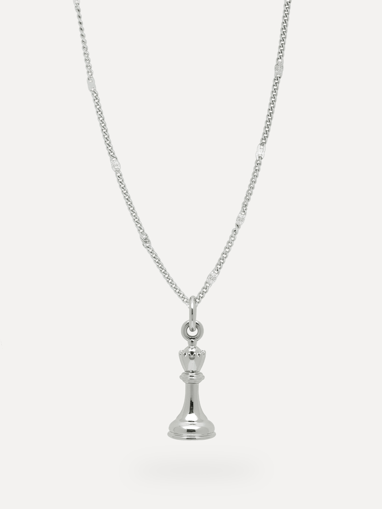 Les Soeurs Pendentif Chess Queen 2. Queen moves. Ce pendentif argenté sur le thème des échecs symbolise polyvalence, forc...