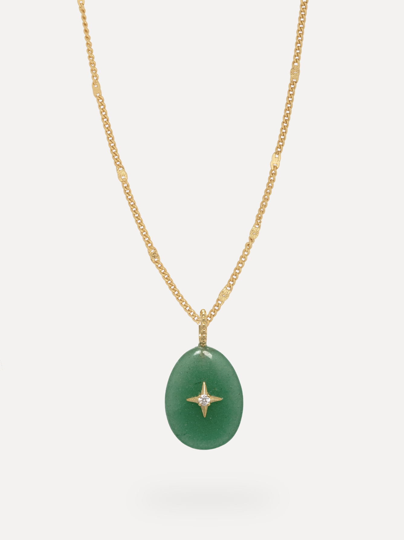 Les Soeurs Pendentif Green Gem 3. Ajoutez une touche de couleur à votre collier à charms préféré avec ce pendentif vert. ...