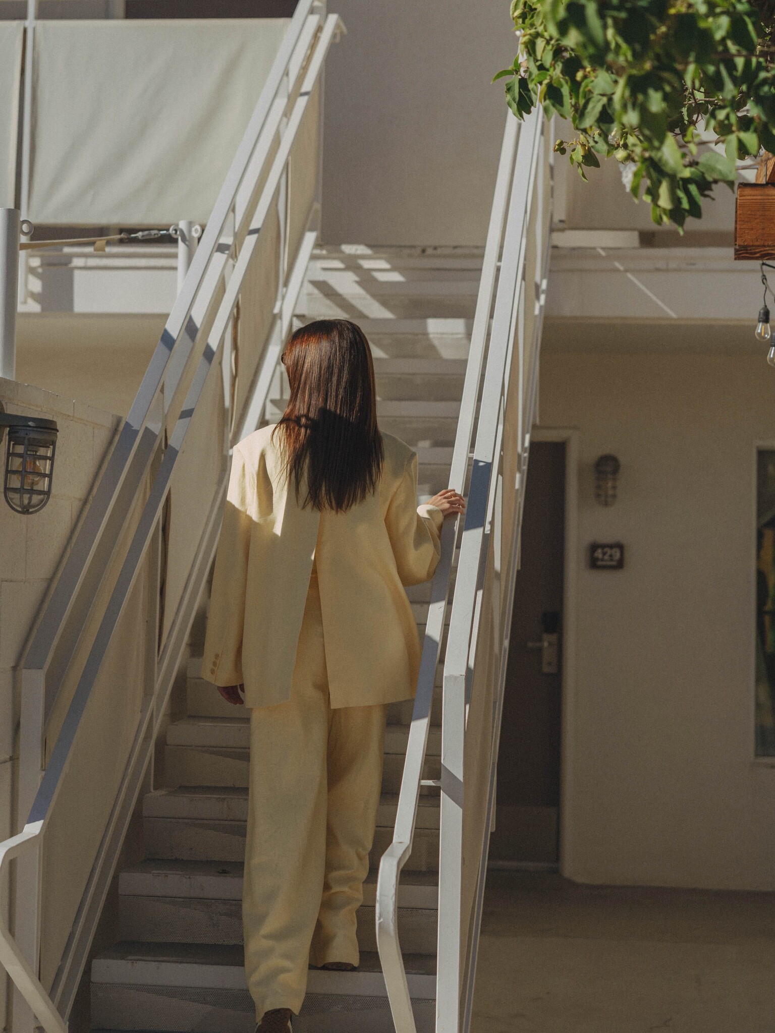 Les Soeurs  blazer oversize Roman 8. La douce teinte jaune et la coupe oversize donnent à ce blazer une allure fraîche et...