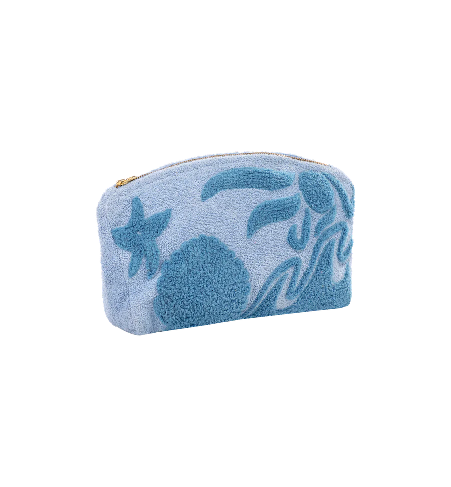 Anna + Nina Trousse de toilette Lagoon Mist Sole Mare 1. A splash of blue. Cette trousse de toilette à la texture ludique...