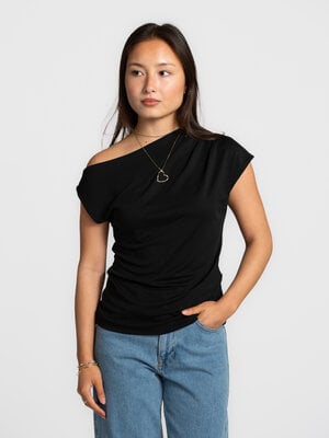 Top Molly. Modern minimalism at its best. De asymmetrische halslijn en zachte stof creëren een subtiele statement look. I...