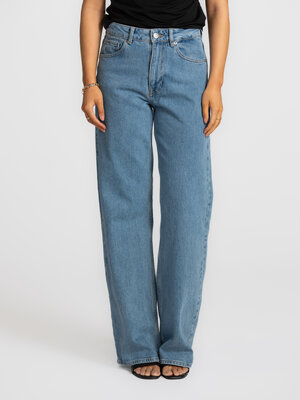 Jeans Bea-Kori. Tijdloos in wassing, modern in vorm. De wide-leg snit en cleane afwerking maken deze jeans tot een veelzi...