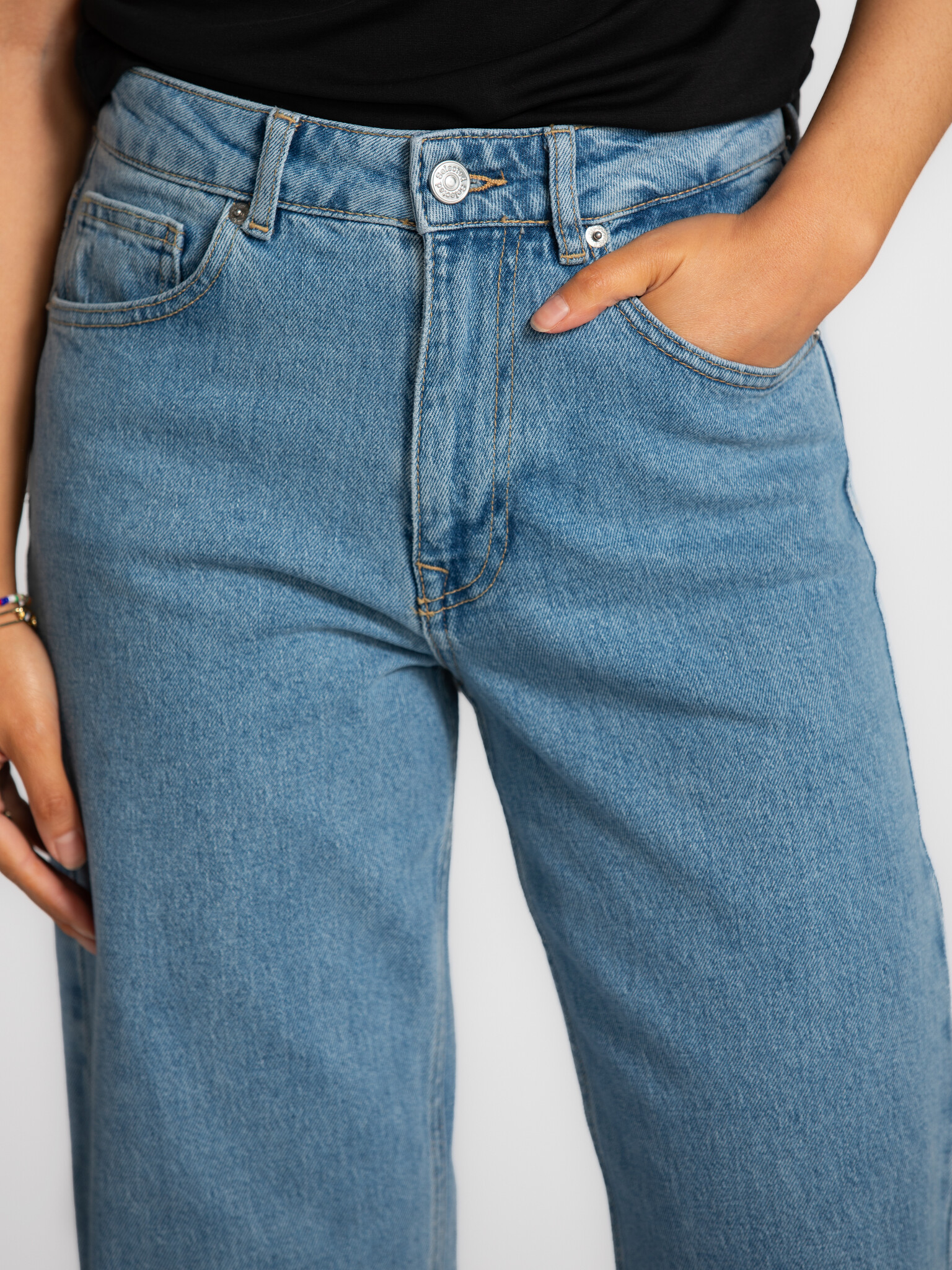 Selected wide fit jeans Bea-Kori 3. Tijdloos in wassing, modern in vorm. De wide-leg snit en cleane afwerking maken deze ...