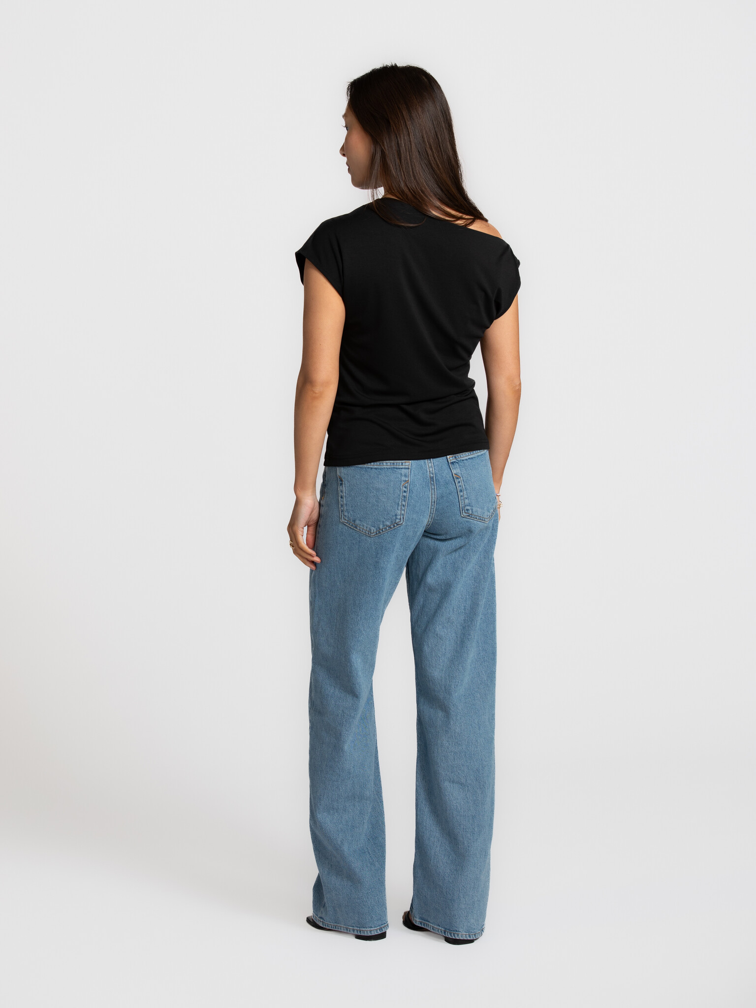 Selected wide fit jeans Bea-Kori 5. Tijdloos in wassing, modern in vorm. De wide-leg snit en cleane afwerking maken deze ...