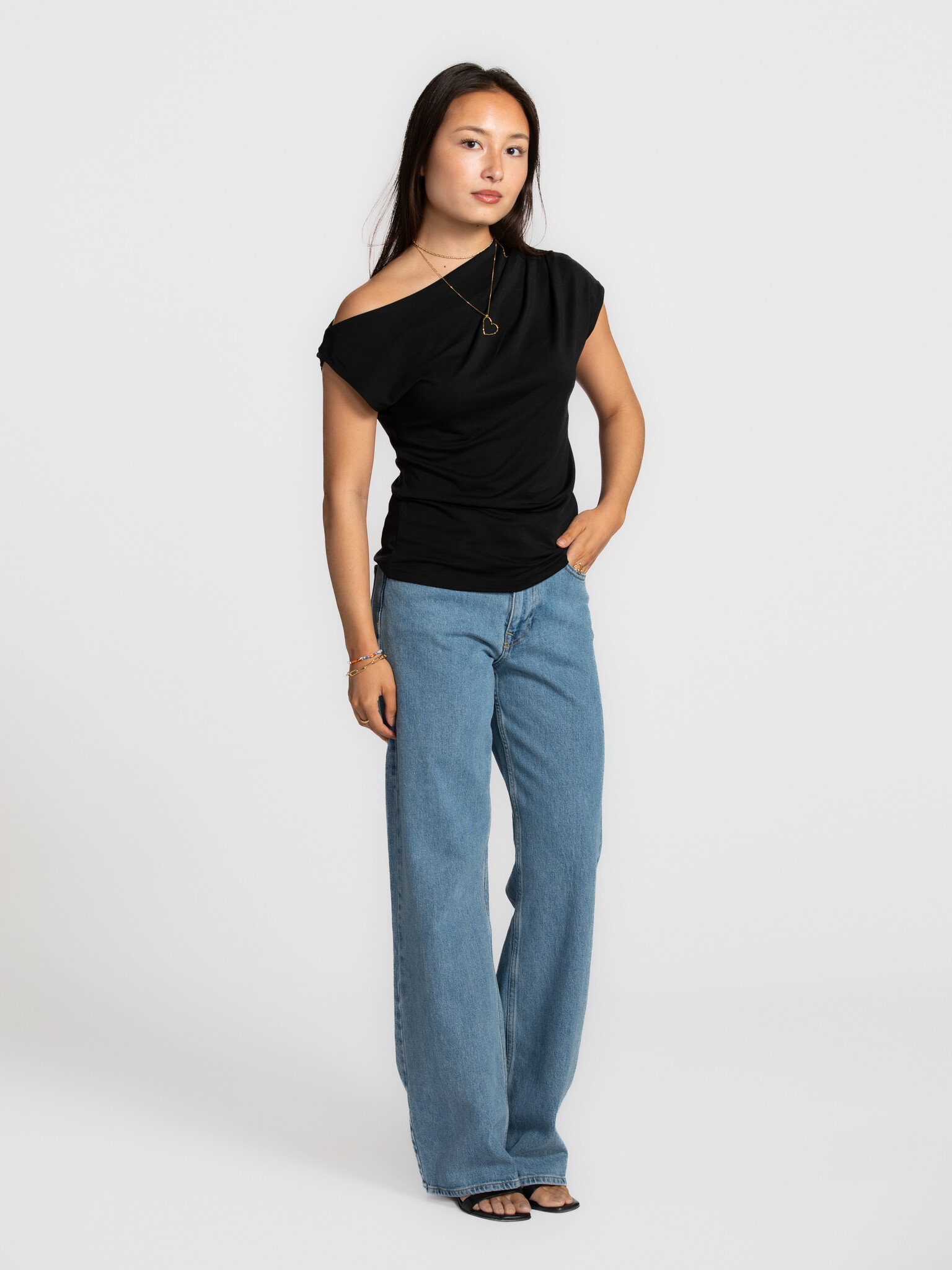 Selected wide fit jeans Bea-Kori 4. Tijdloos in wassing, modern in vorm. De wide-leg snit en cleane afwerking maken deze ...