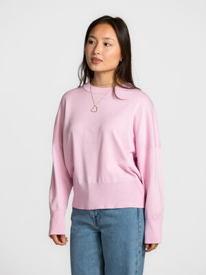 Trui Gillian Bravani. Less but pink. Een knit die zachtheid en statement perfect in balans brengt. Dankzij de relaxte fit...