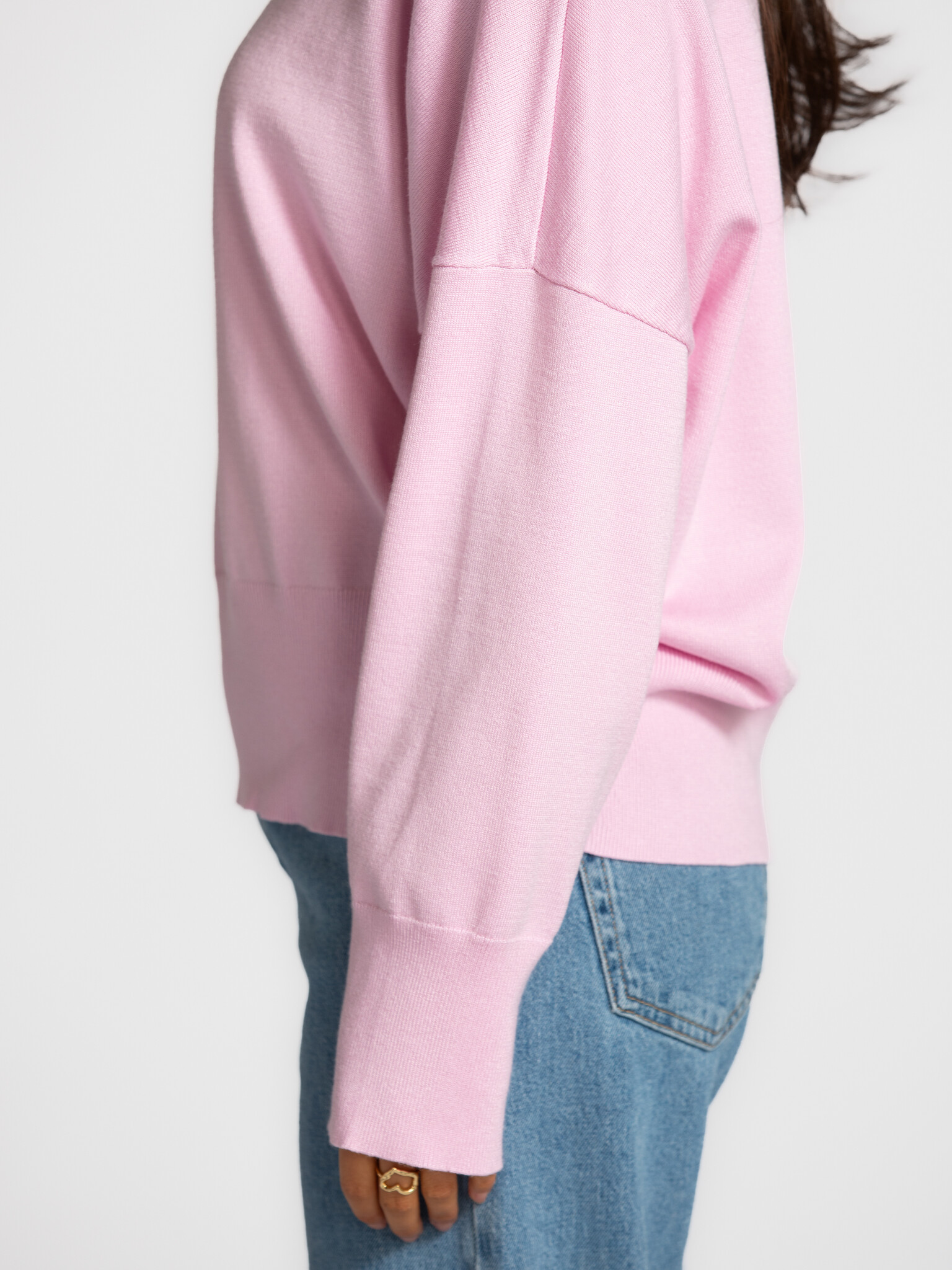 MBYM gebreide trui Gillian Bravani 3. Less but pink. Een knit die zachtheid en statement perfect in balans brengt. Dankzi...