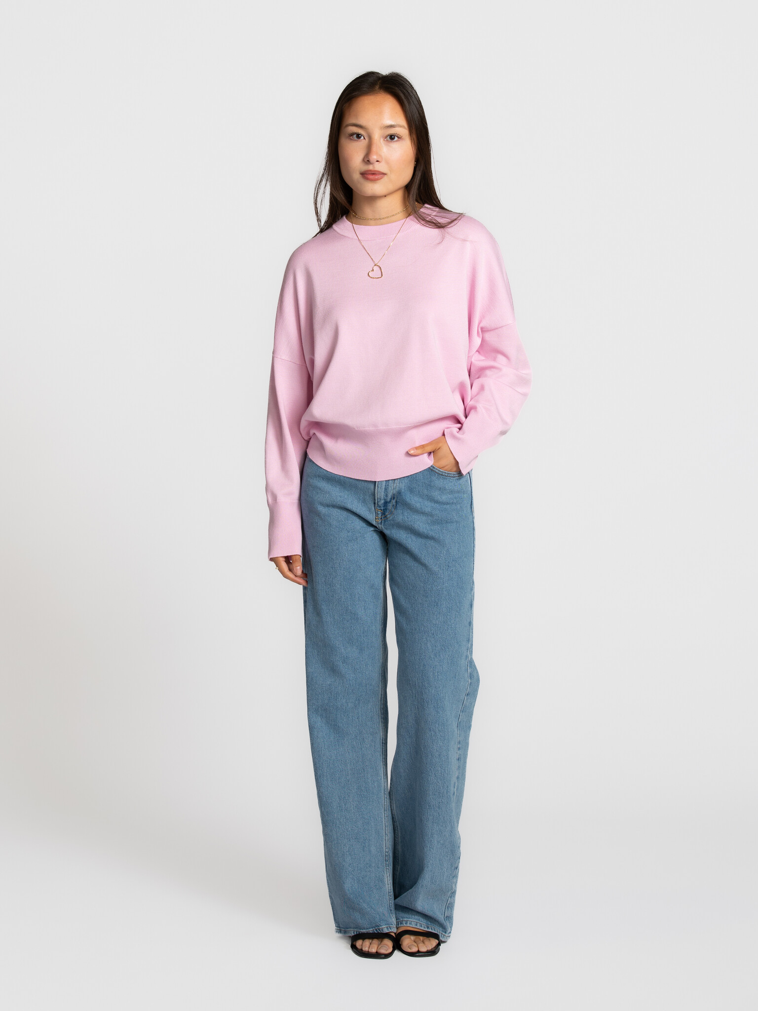 MBYM gebreide trui Gillian Bravani 4. Less but pink. Een knit die zachtheid en statement perfect in balans brengt. Dankzi...