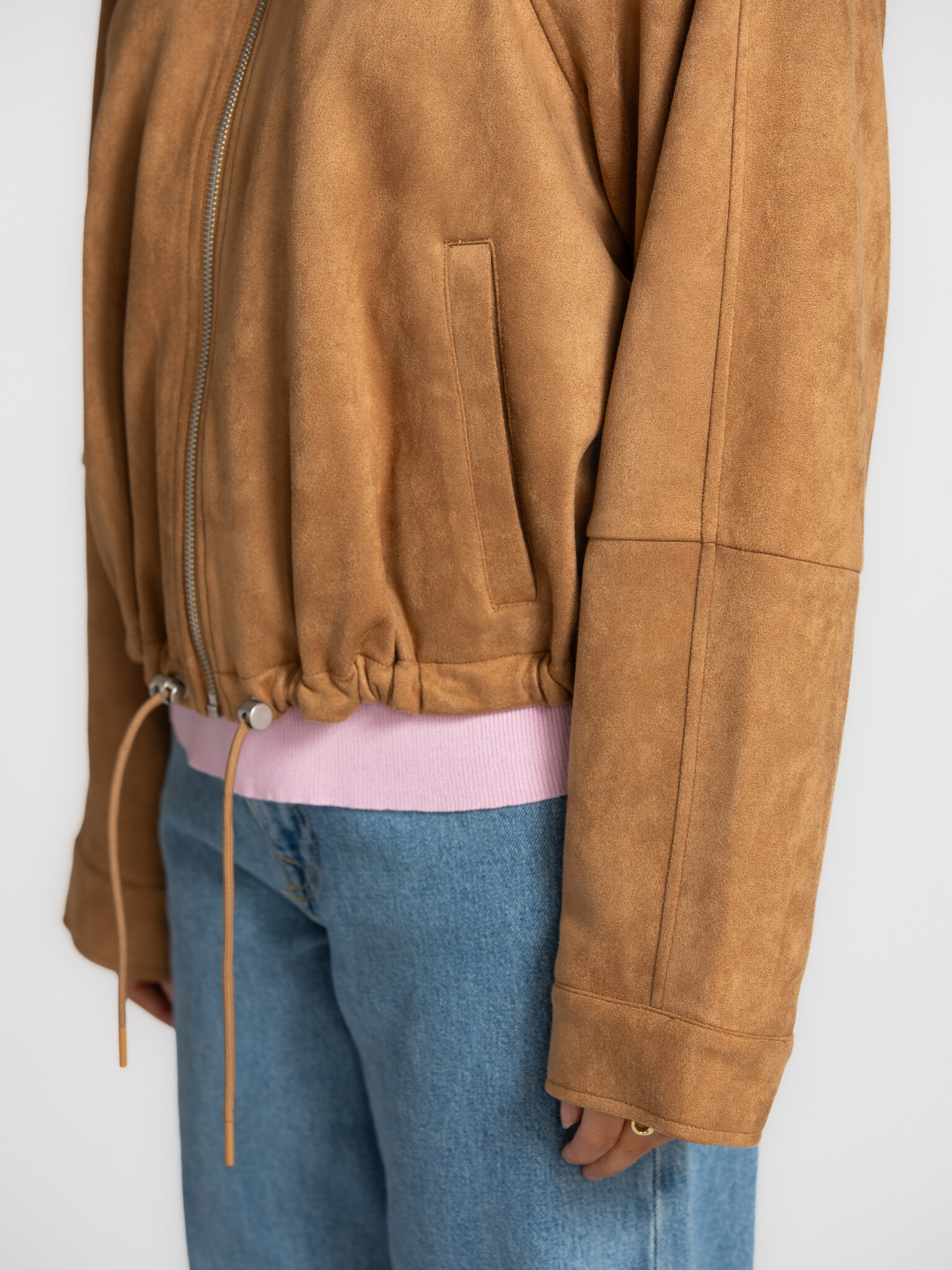 Les Soeurs suède jack Duke 3. Warm, stoer en verfijnd tegelijk. De suède look en warme cognactint geven deze jack een lux...