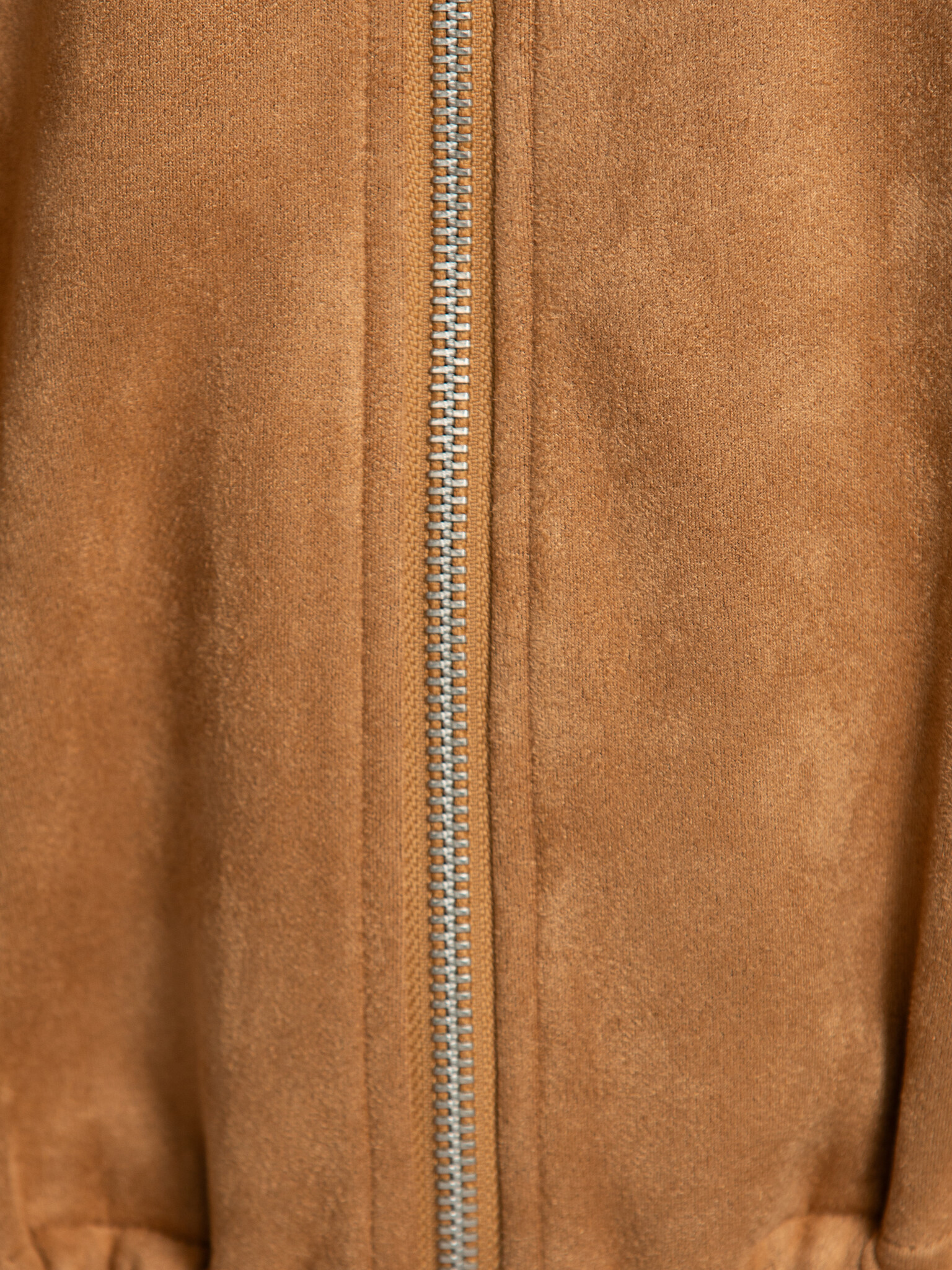 Les Soeurs suède jack Duke 6. Warm, stoer en verfijnd tegelijk. De suède look en warme cognactint geven deze jack een lux...