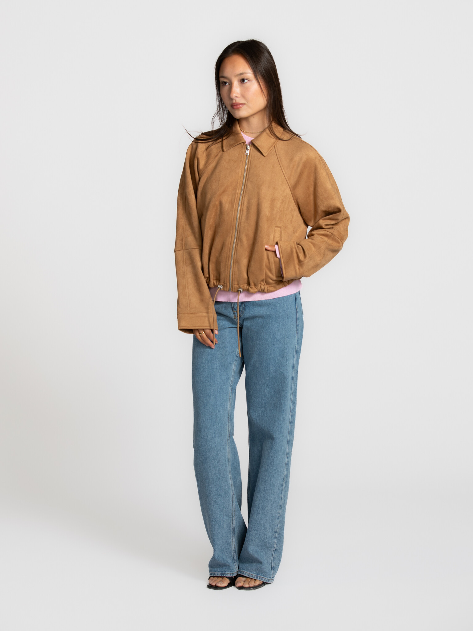 Les Soeurs suède jack Duke 4. Warm, stoer en verfijnd tegelijk. De suède look en warme cognactint geven deze jack een lux...