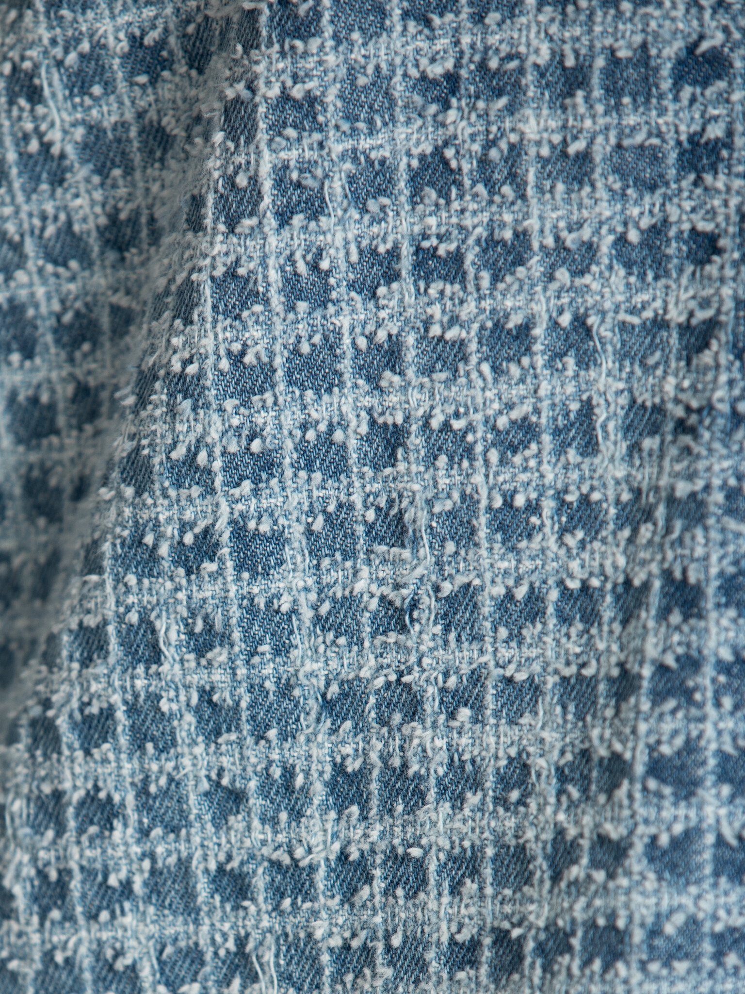 Les Soeurs textured denim shirt Cosette 6. Dit shirt bewijst dat details het verschil maken. Het speelt met textuur en li...