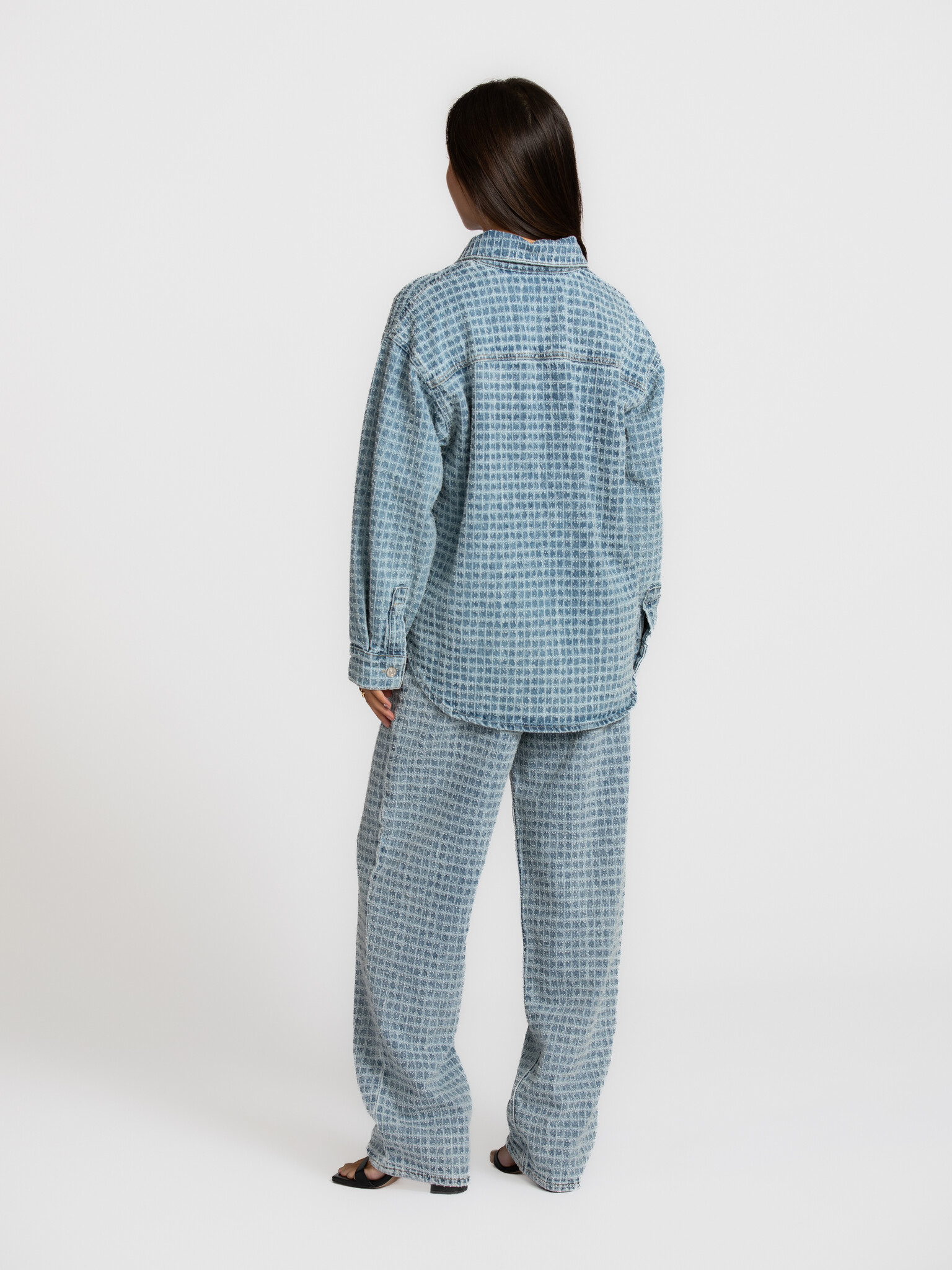 Les Soeurs textured denim shirt Cosette 5. Dit shirt bewijst dat details het verschil maken. Het speelt met textuur en li...