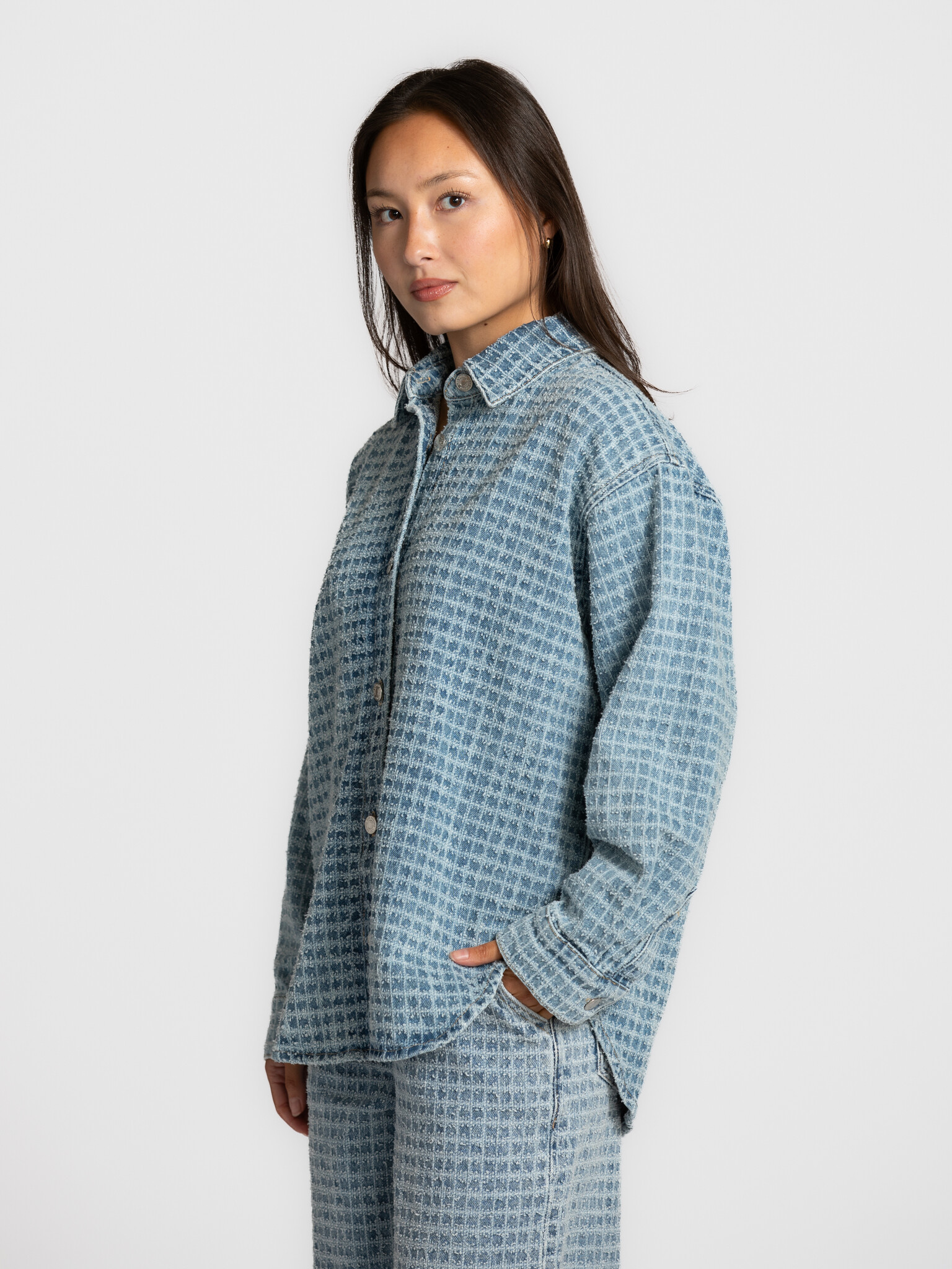 Les Soeurs textured denim shirt Cosette 1. Dit shirt bewijst dat details het verschil maken. Het speelt met textuur en li...