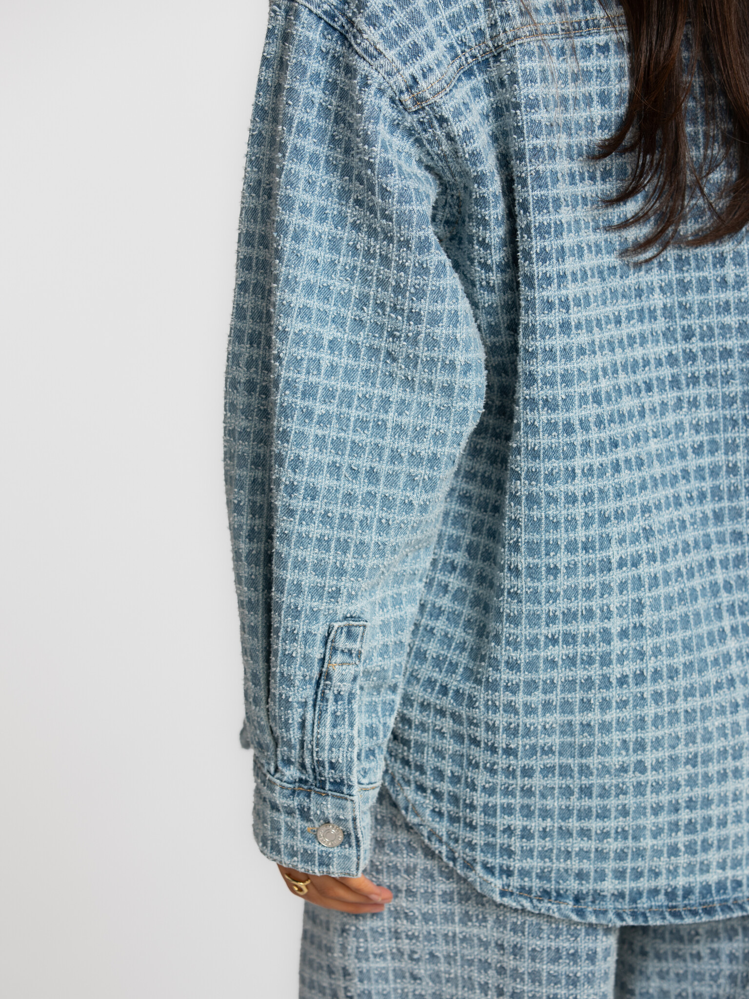 Les Soeurs textured denim shirt Cosette 3. Dit shirt bewijst dat details het verschil maken. Het speelt met textuur en li...
