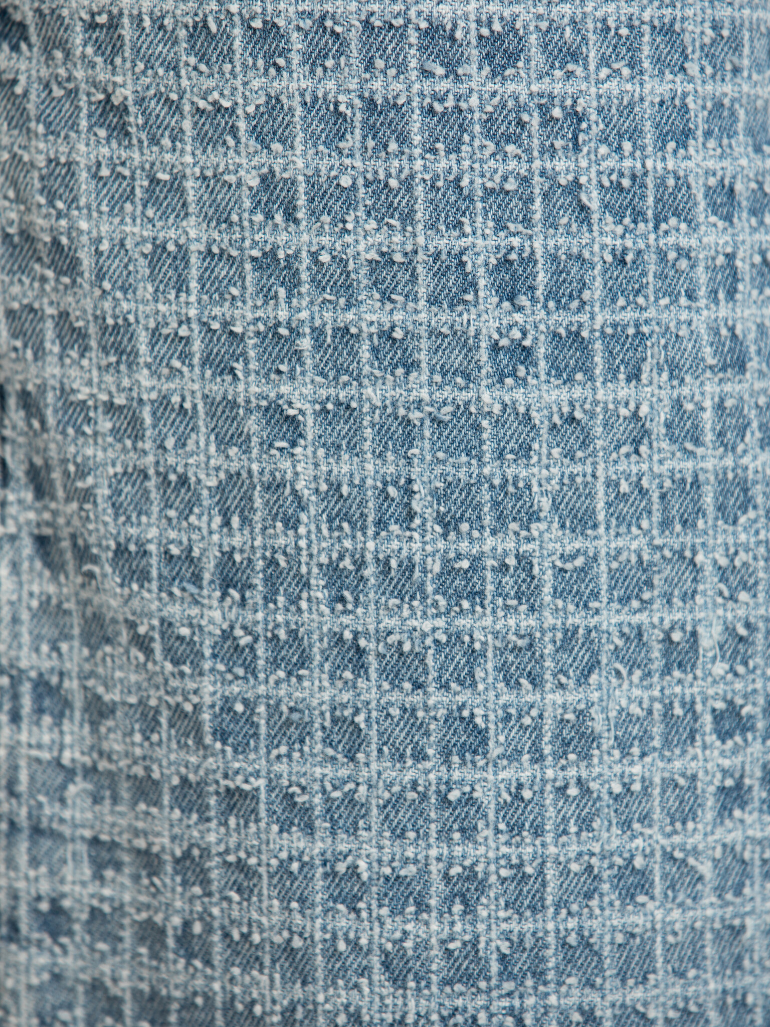 Les Soeurs denim à texture Gigi 6. These textured denim jeans feel familiar, yet slightly richer. The subtle structure ad...