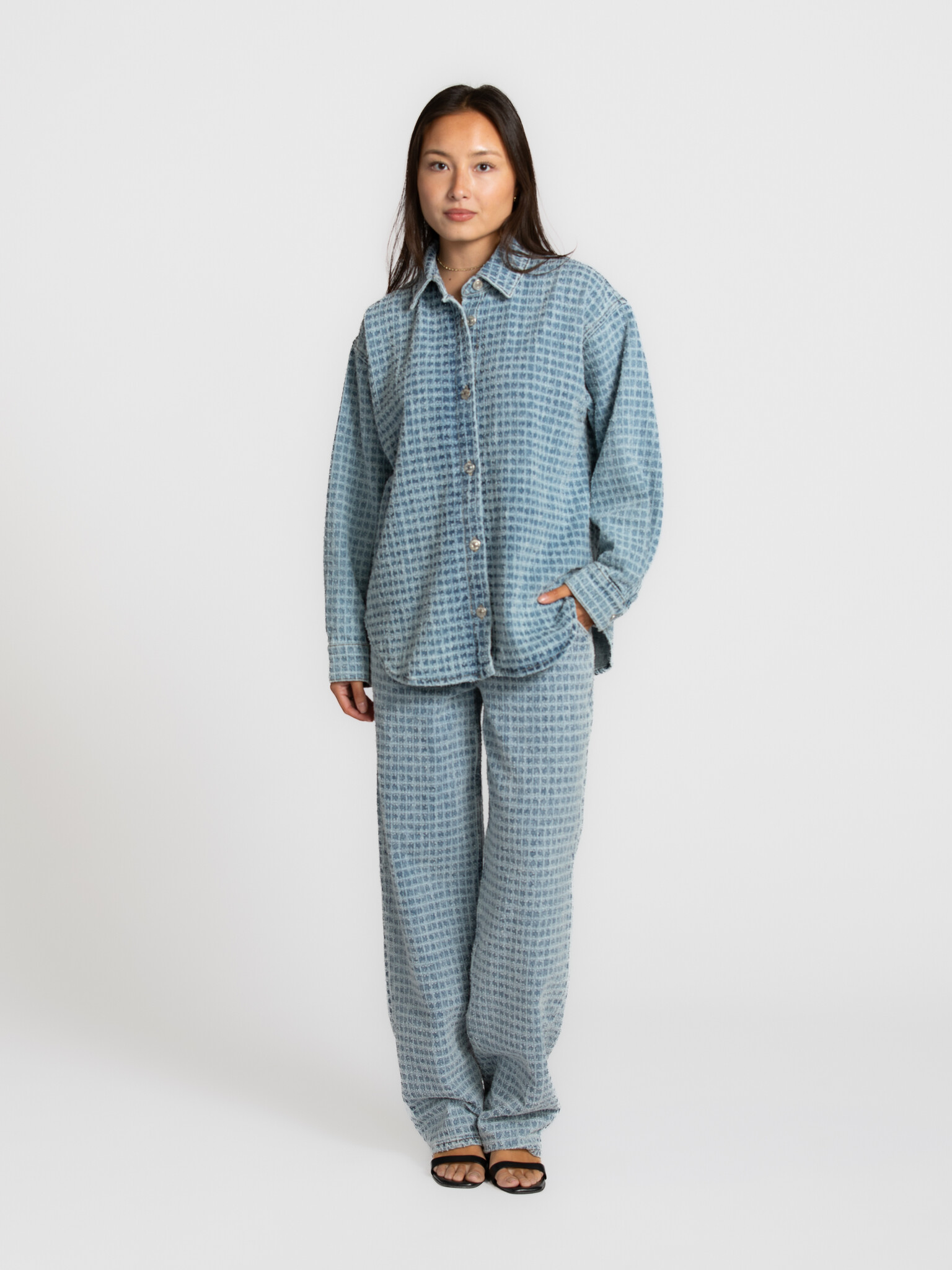Les Soeurs denim à texture Gigi 4. These textured denim jeans feel familiar, yet slightly richer. The subtle structure ad...