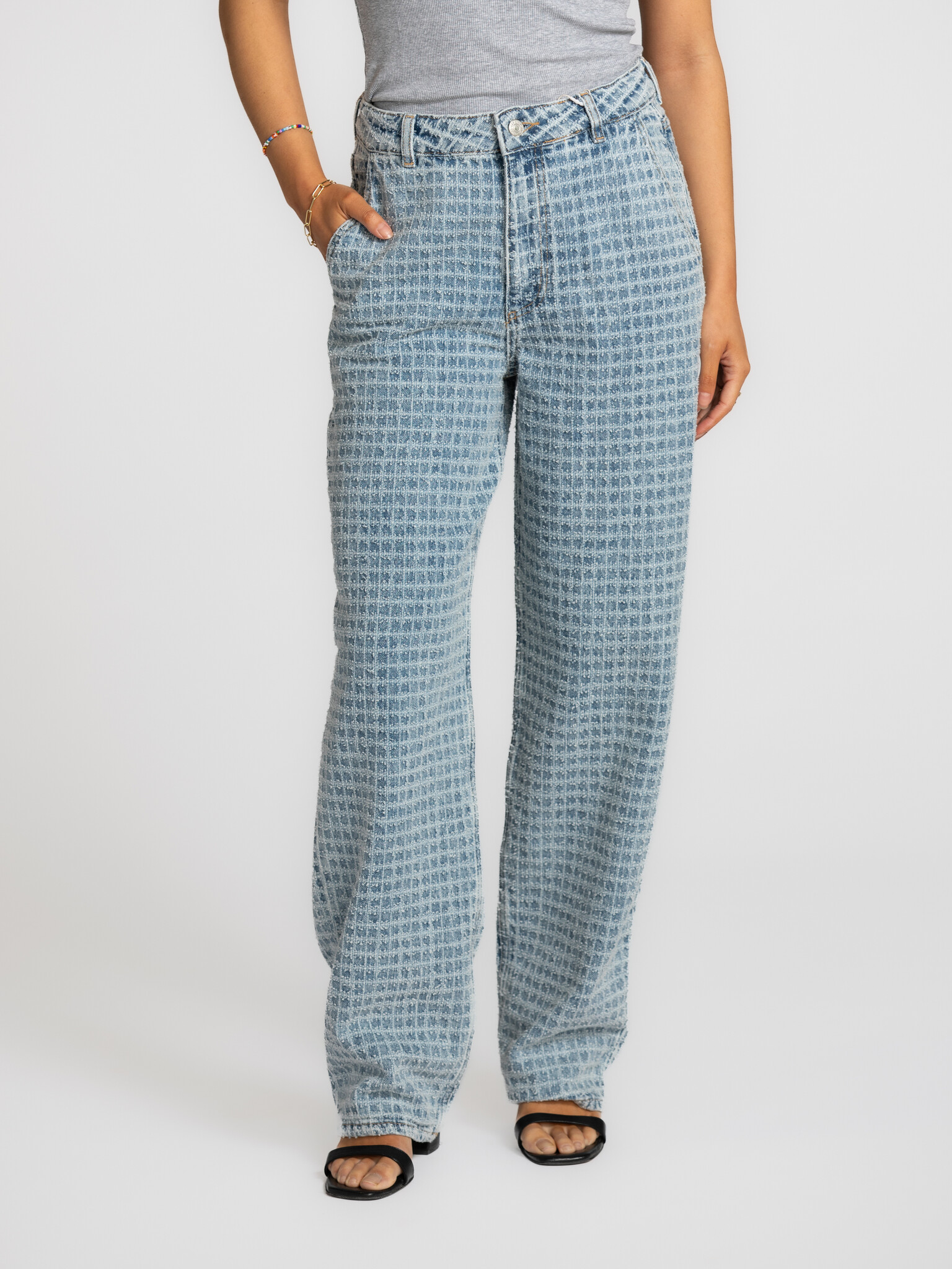 Les Soeurs denim à texture Gigi 1. These textured denim jeans feel familiar, yet slightly richer. The subtle structure ad...