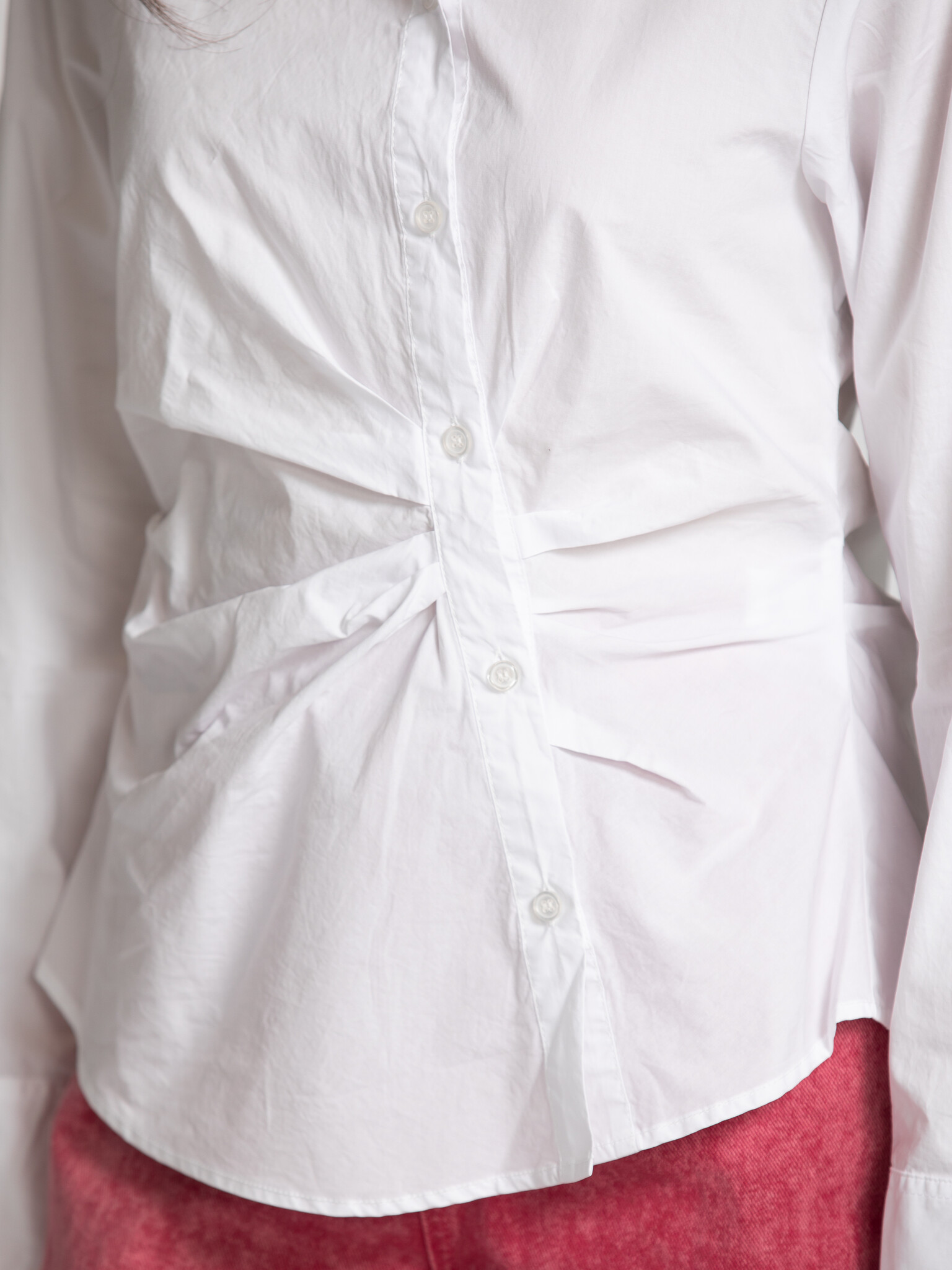 Les Soeurs draped blouse Philou 3. Sometimes it’s all about one detail. The draping of this blouse subtly draws attention...