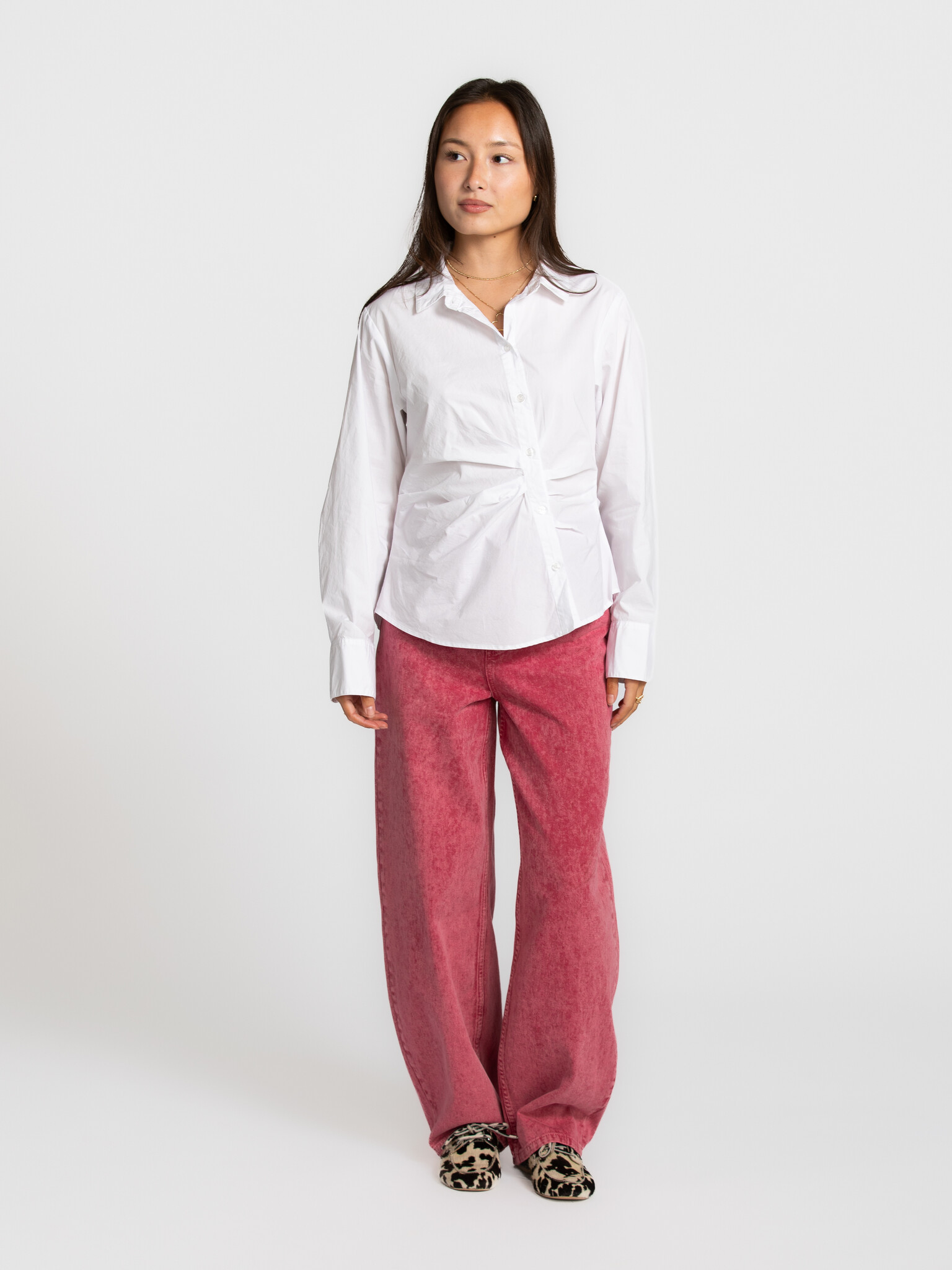 Les Soeurs draped blouse Philou 4. Sometimes it’s all about one detail. The draping of this blouse subtly draws attention...