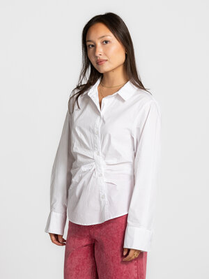 Hemd Philou. Soms zit het verschil in één detail. De drapering van deze blouse trekt subtiel de aandacht en geeft vorm zo...