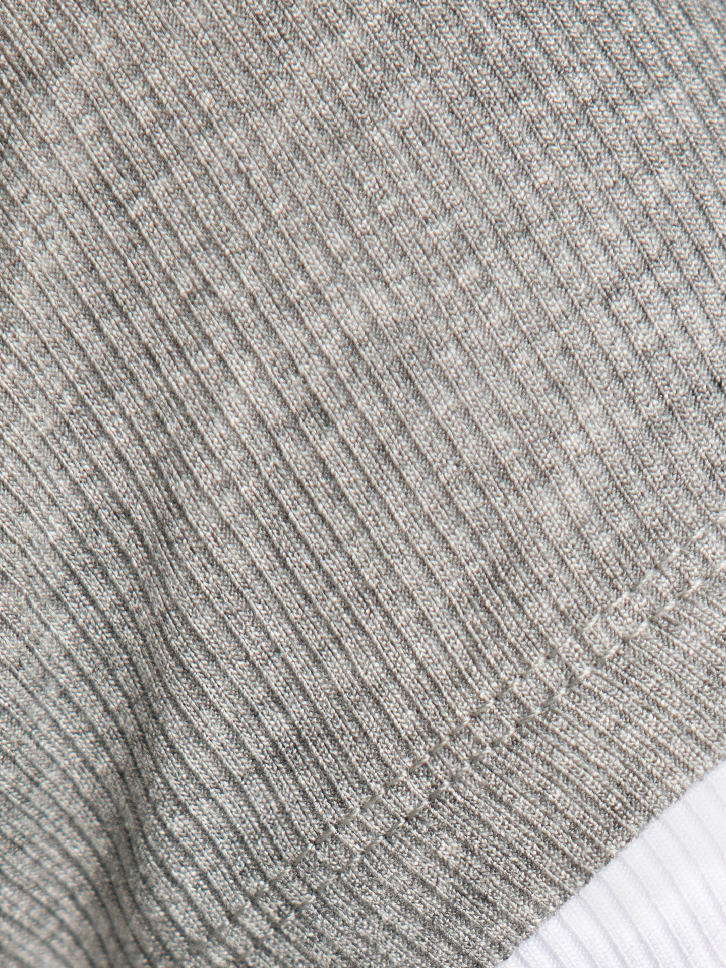 Edited T-shirt effet superposé Dima 6. Un essentiel avec une touche en plus. Les finitions contrastantes apportent une no...