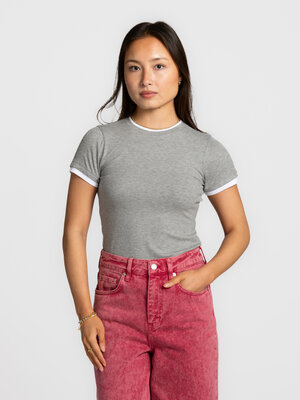 T-shirt Dima. Un essentiel avec une touche en plus. Les finitions contrastantes apportent une note fraîche, tandis que la...