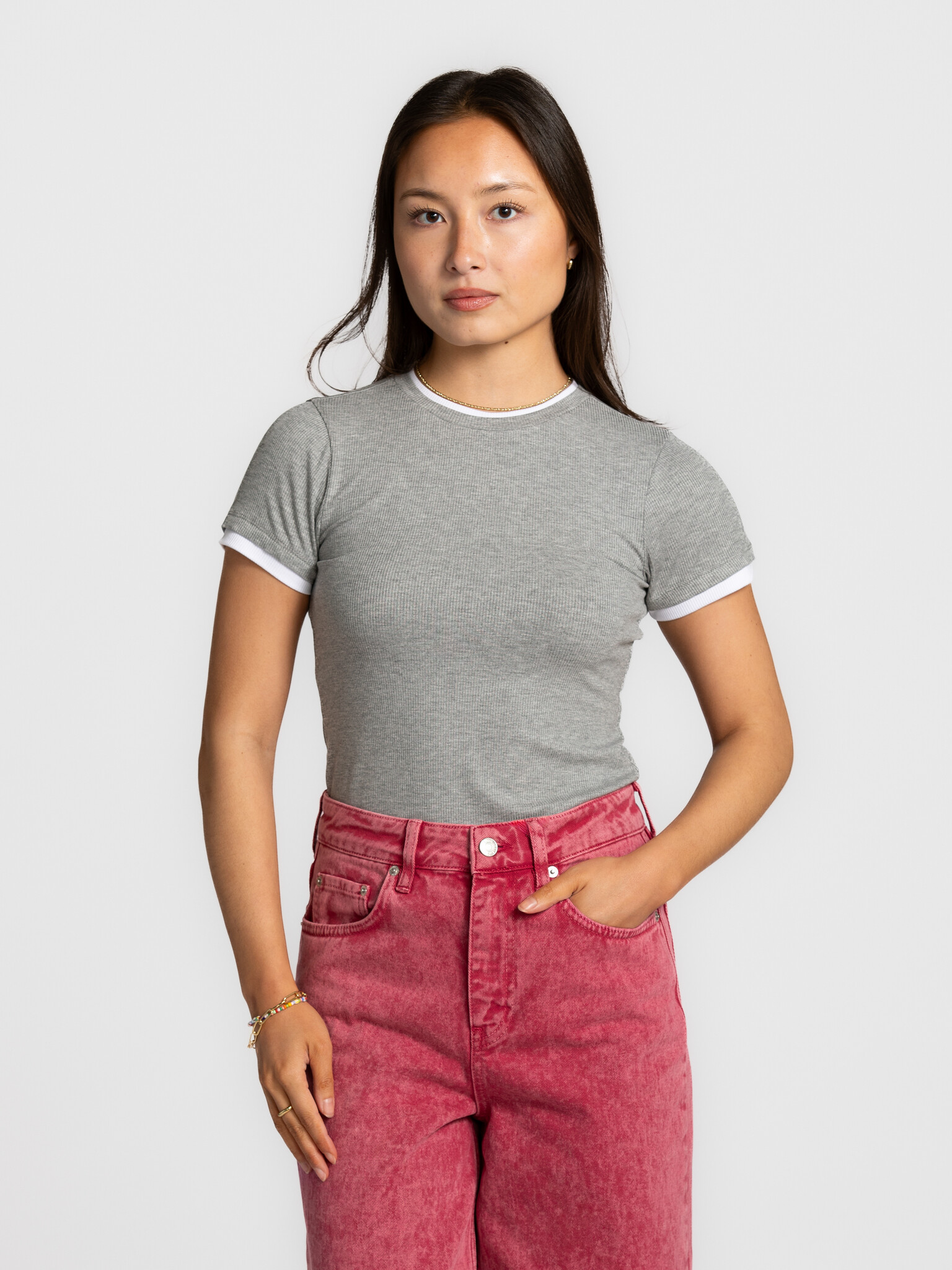 Edited T-shirt effet superposé Dima 1. Un essentiel avec une touche en plus. Les finitions contrastantes apportent une no...