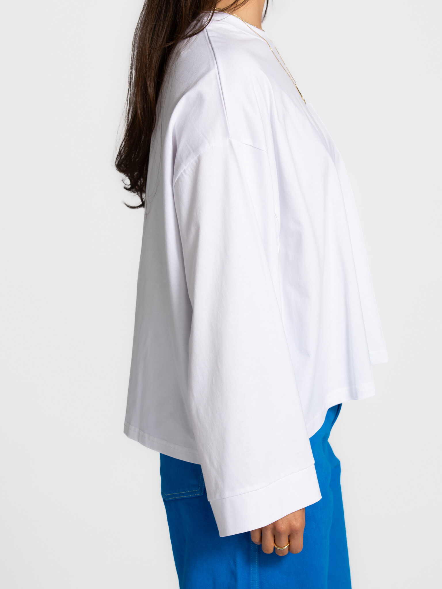 Les Soeurs longsleeve t-shirt Merel 3. Sometimes simplicity is all you need. This oversized long sleeve with wide sleeves...