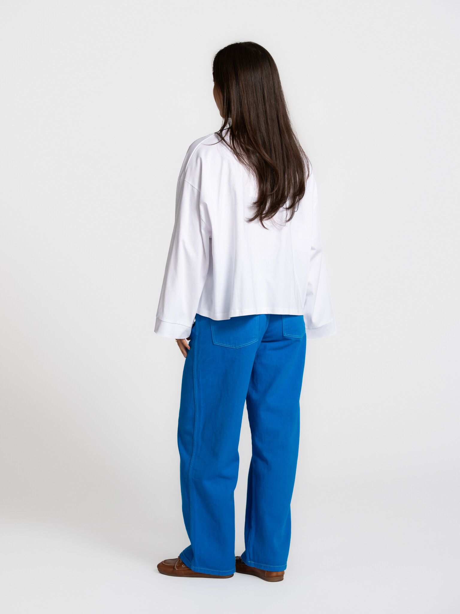 Les Soeurs longsleeve t-shirt Merel 5. Sometimes simplicity is all you need. This oversized long sleeve with wide sleeves...