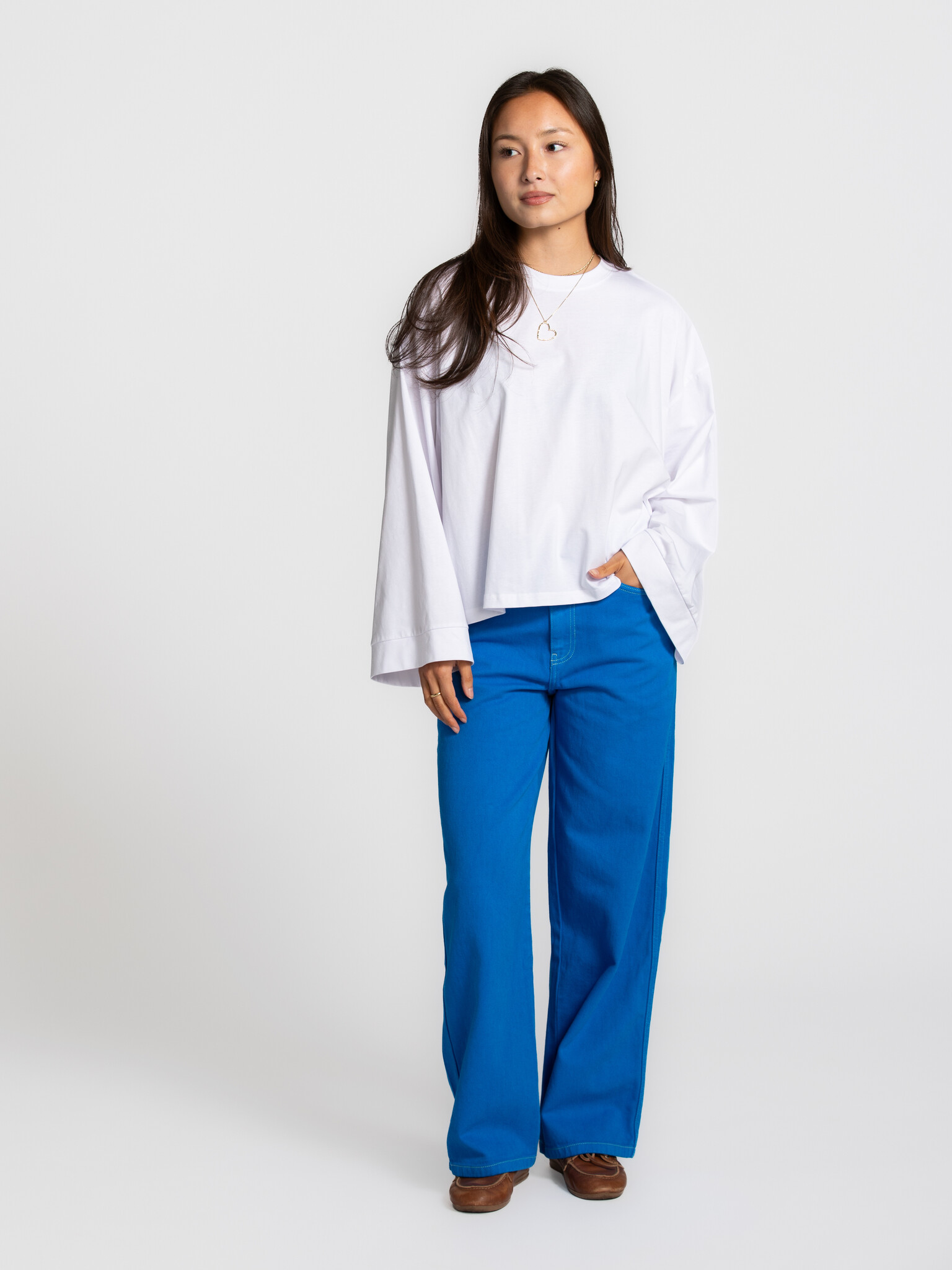 Les Soeurs longsleeve t-shirt Merel 4. Sometimes simplicity is all you need. This oversized long sleeve with wide sleeves...