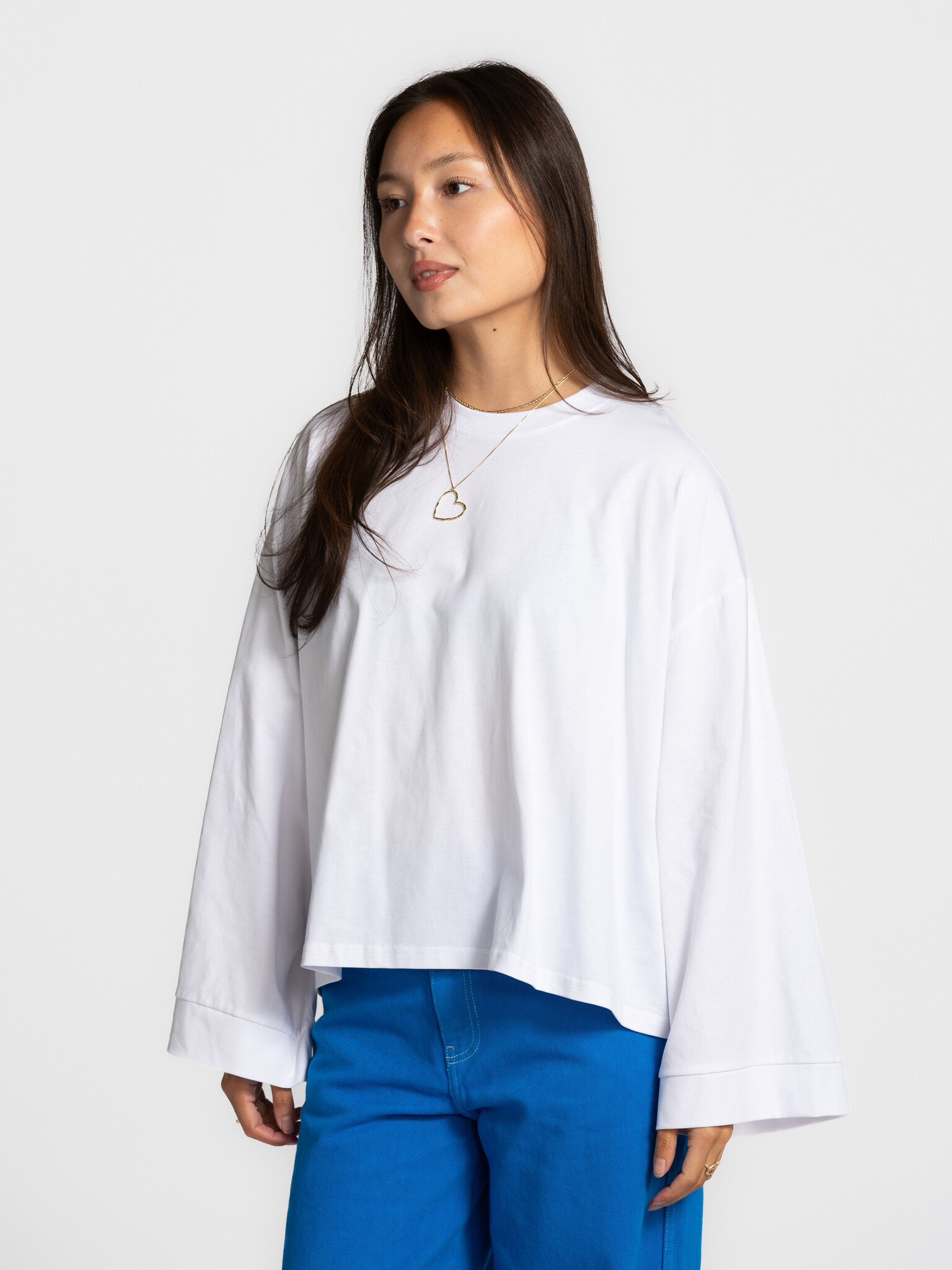 Les Soeurs longsleeve t-shirt Merel 1. Sometimes simplicity is all you need. This oversized long sleeve with wide sleeves...