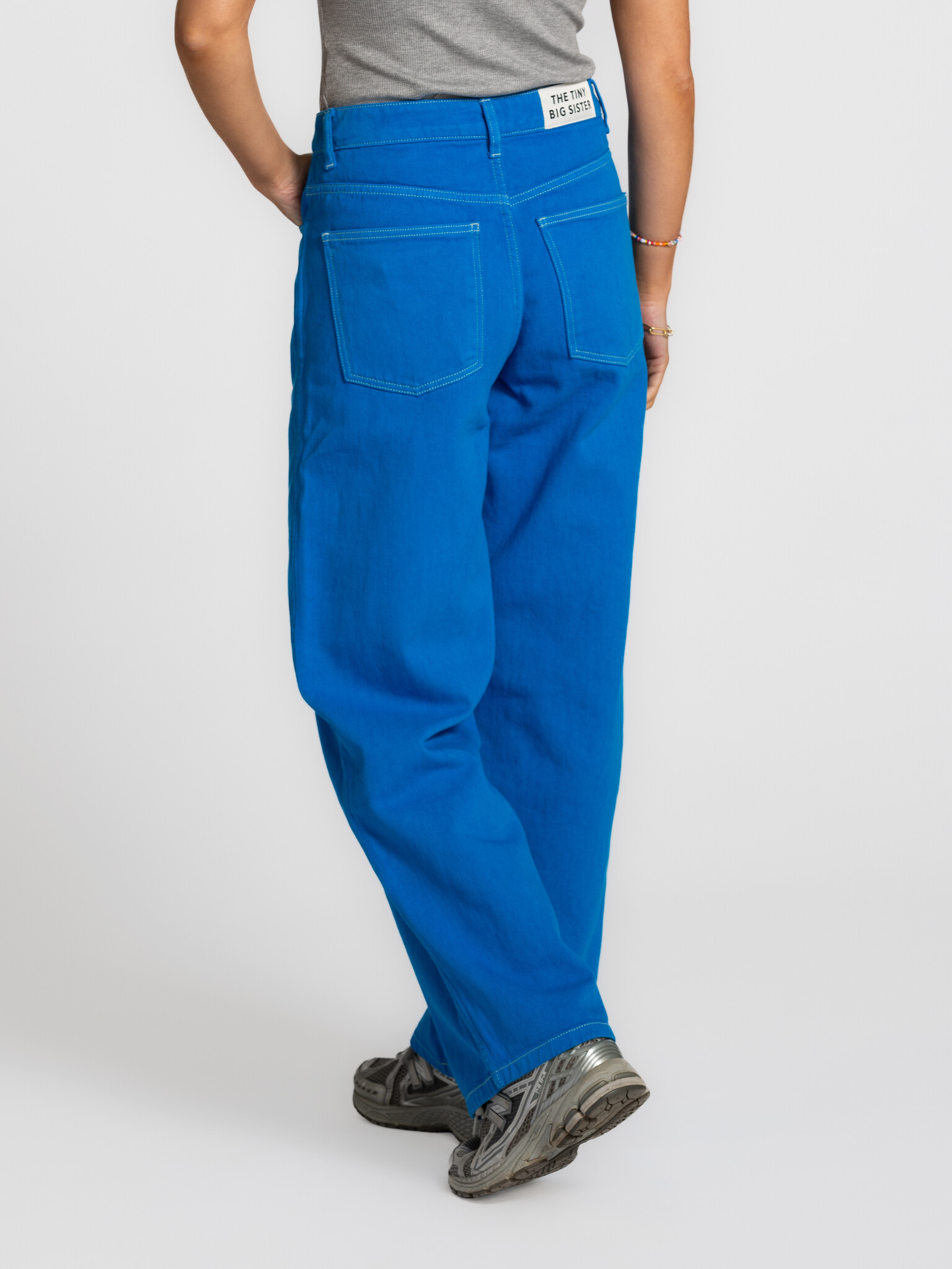 The tiny big sister denim sergé épais 3. Allure affirmée, confort naturel. Ce pantalon en denim tombe long et droit. Conf...