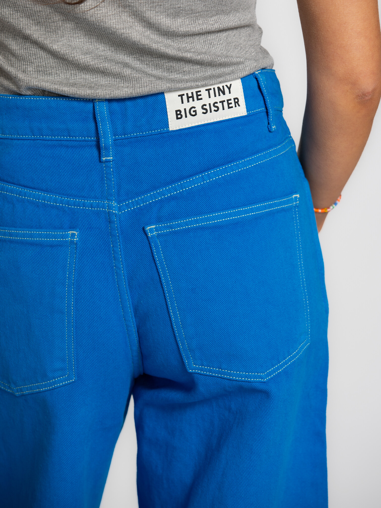 The tiny big sister denim sergé épais 4. Allure affirmée, confort naturel. Ce pantalon en denim tombe long et droit. Conf...