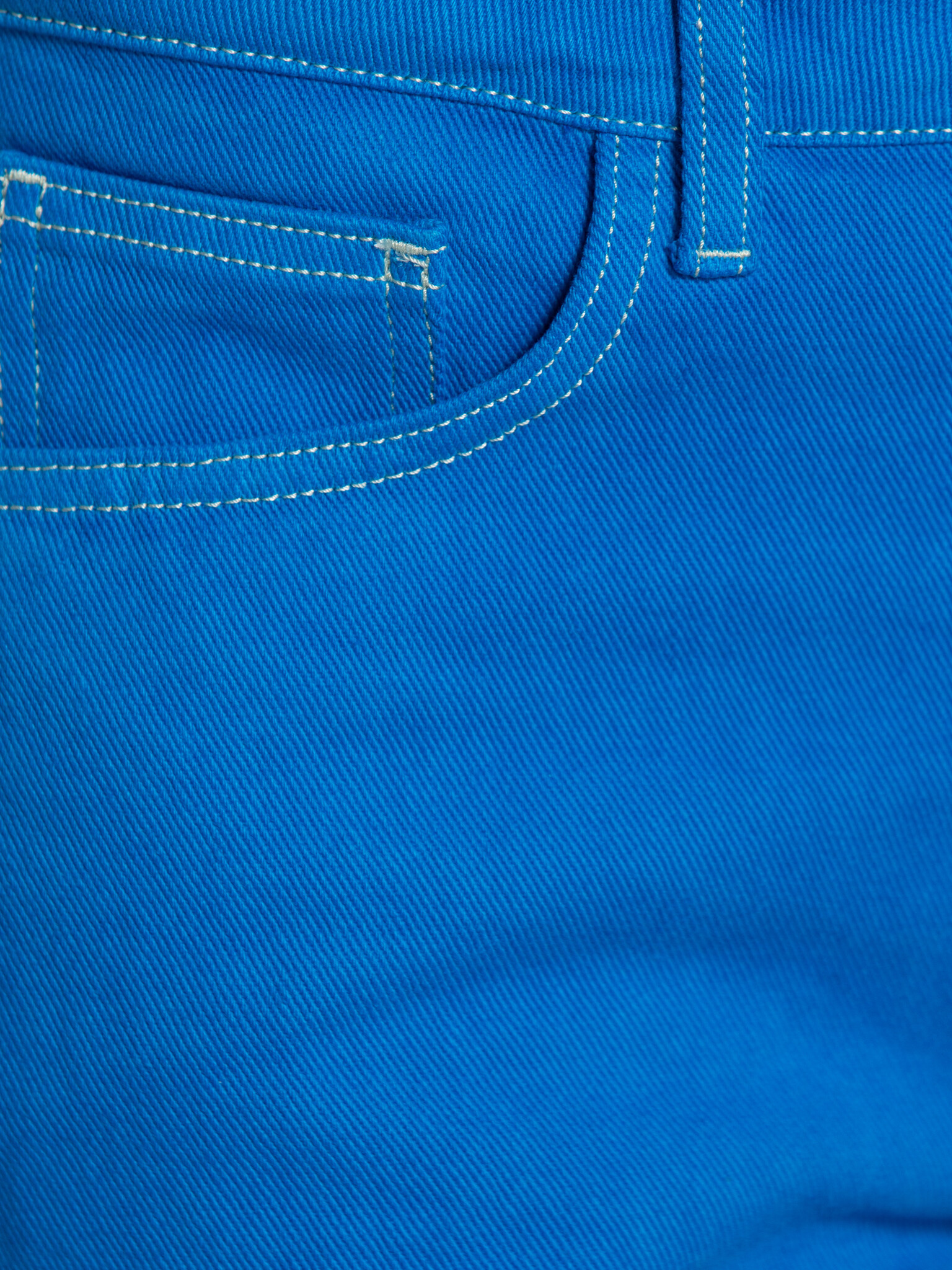 The tiny big sister denim sergé épais 5. Allure affirmée, confort naturel. Ce pantalon en denim tombe long et droit. Conf...