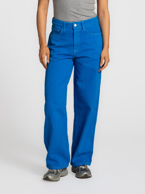 Twill denim. Allure affirmée, confort naturel. Ce pantalon en denim tombe long et droit. Confortable et résistant, parfai...